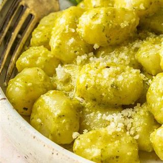 Gnocchi al pesto e pomodori secchi