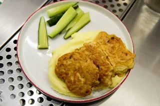 Пюре з рубленими курячими котлетками