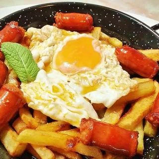 Huevos rotos con chorizo 