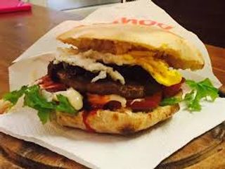 P7. Uovo, hamburger, pancetta, cipolla e formaggio