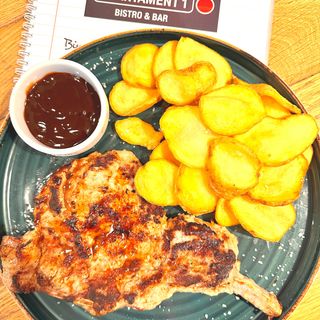 Tomahawk de porc la grătar şi cartofi crunchy petals 