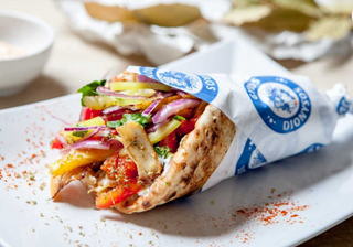 Souvlaki pui la pita