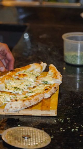 Pão de Alho, Queijo e Azeitonas