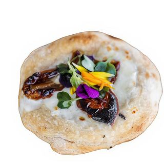 Koka de queso Camembert trufado y berenjena del terreno a la brasa.