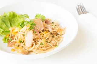 42. Пържени спагети с пилешко, зеленчуци и яйца (680г)