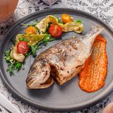 Dorado cu salată proaspătă