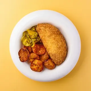 Курячий шніцель з свинячим баликом та сиром, бита картопля та ліниві огірочки