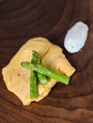 Omlet ili kajgana sa šparogama i Parmezanom