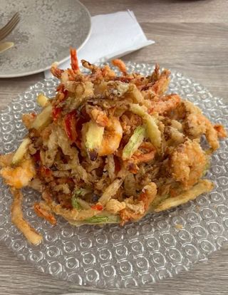 Ensaladilla de batata y langostinos crujientes