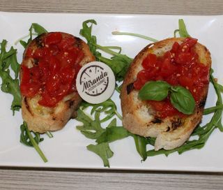 Bruschette con datterino rosso e basilico 2 pezzi