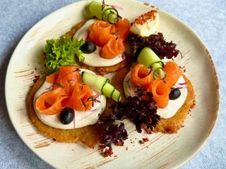 Деруни з лососем та трюфельним крем сиром (250г)