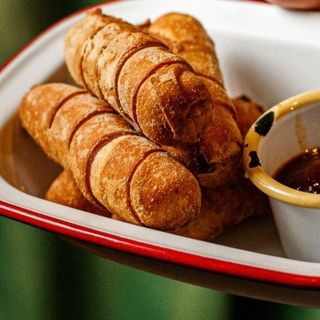 Tequeños ( rollitos de queso fetal) con chutney de mango