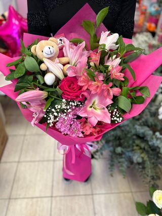 Голям букет с лилиуми, роза, алстромерии и мече в бонбонесто розово #120
