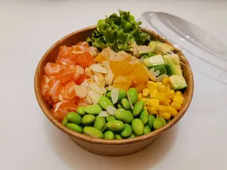 P1. Poke salmone
