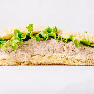 Tramezzino al tonno, maionese e insalata