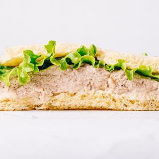 Tramezzino al tonno, maionese e insalata