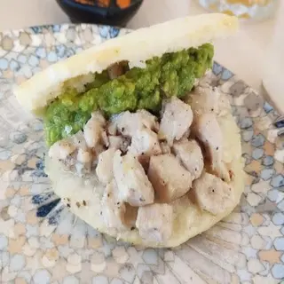 Arepa De Pollo Salteado Y Guacamole