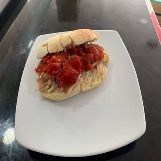 Mollete Maimónides Con Ventresca Con Pimientos Del Piquillo