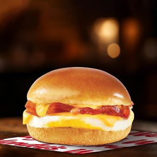 სენდვიჩი კვერცხით და ბეკონით