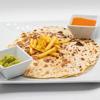 Quesadilla De Pollo Y Queso