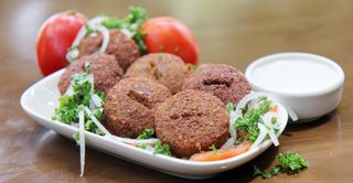 Kotleciki z tofu, frytki, sałatka wiosenna