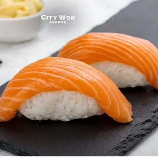 A16.Sushi de salmón (2 pzs.)
