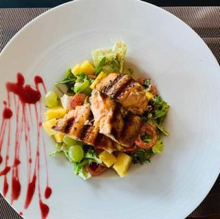 Salata s lososom u korici od susama i maka