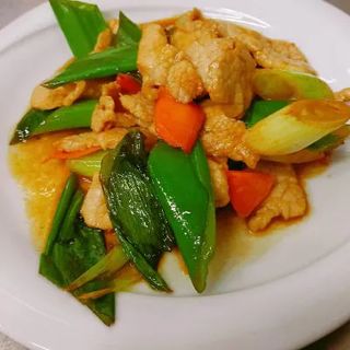 S16 Carne di maiale saltata con cipolla verde