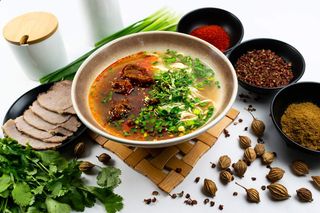 Лапша с тушенной говядиной