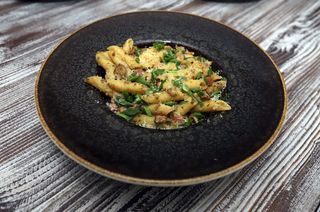 პენე ქათმით და ბეკონით 