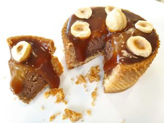 Minitarta cu crema ciocolata cu lapte, alune padure, caramel sarat