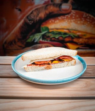 Сендвіч з салямі та печеним перцем