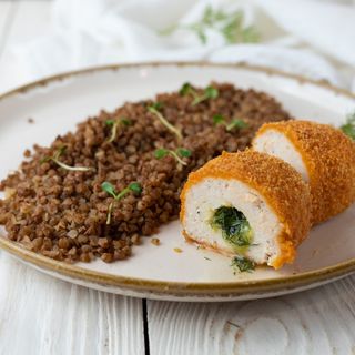 Гречана каша з котлетою по-Київськи