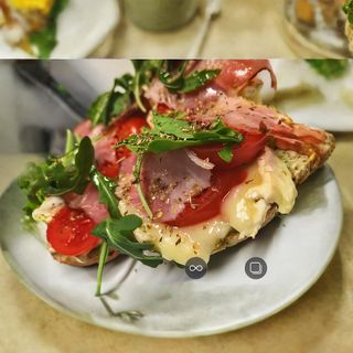 Bruschetta de Brie, Bacon, Tomate e Rúcula