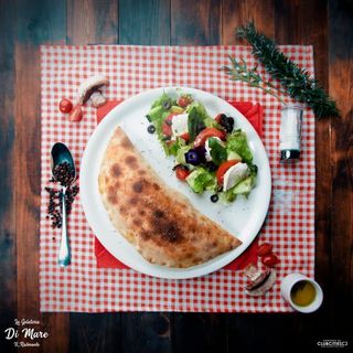 Pizza Calzone Della Mama
