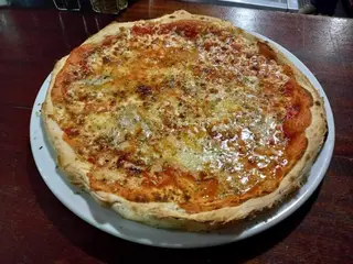 Pizza Cuatro Quesos (Mediano)