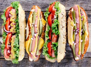 Panino con prosciutto formaggio e patatine