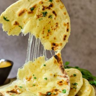 GARLIC & CHEESE NAAN