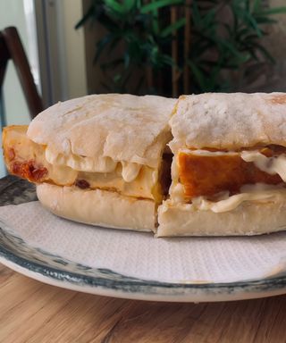 Mollete aguacate, queso fresco y tomate