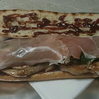 Bocadillo de costilla de cerdo  ,s. barbacoa, pimientos ,queso y jamon -gr