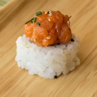 25. Roll Tartar De Salmón (4 Uds.)