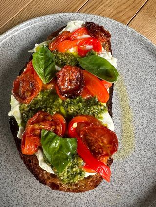 Брускета з томатами конфі та сиром страчателла (210г)