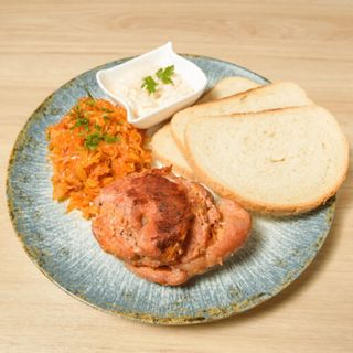 Golonka w duszonej kapuście z chrzanem i pieczywem