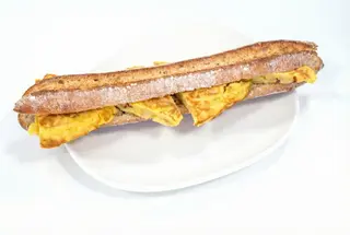 Bocadillo Rústico de Tortilla de Patatas