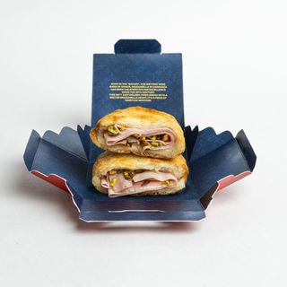 Mozzarella in carrozza rellena de mortadella, mostaza dulce y pistacho