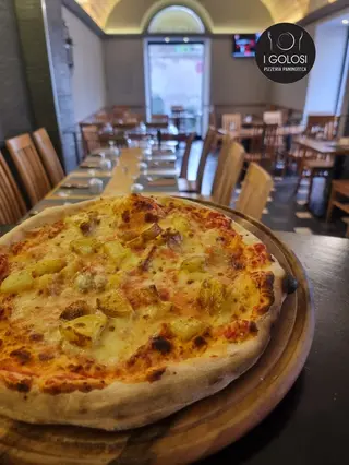 ● Pizza Rustica