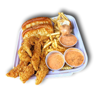 6 Hand-breaded tenders cu o portie de cartofi, chifla si 3 sosuri la alegere.