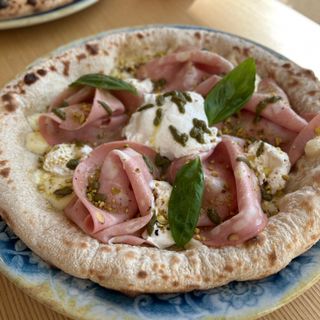 Pizza mortadella&burrata&pistachio