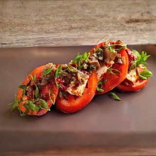 Домати, краве сирене и домашно кьопоолу