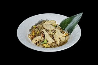 Spaghetti di riso con pollo